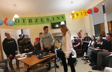 uczniowie uczestniczący w otrzęsinach klas pierwszych