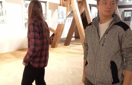 uczniowie podczas zwiedzania muzeum