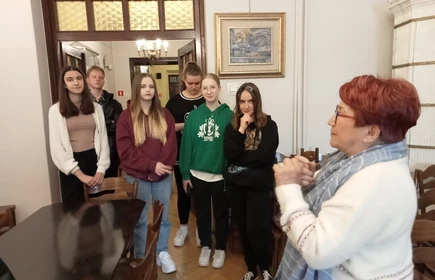 uczniowie słuchający prelekcji