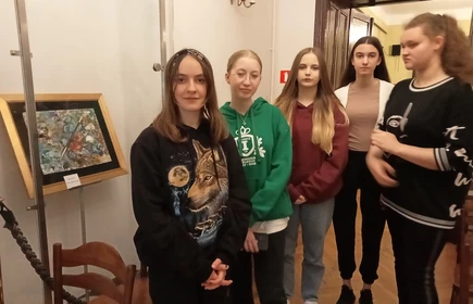 duczniowie stojące w holu Domu Bochniaka