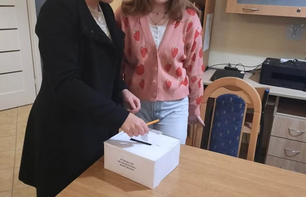 uczennice głosują oddając głos do urny