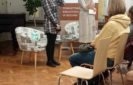 prowadząca spotkanie z artystką stojące w sali