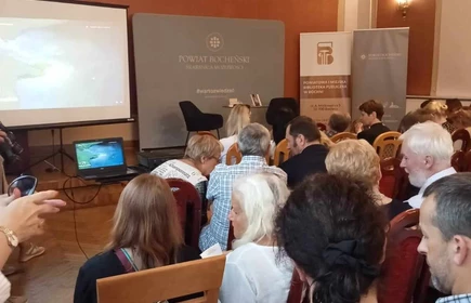 uczestnicy spotkania siedzą w sali narad w starostwie