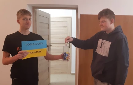 uczniowie podczas zbiórki pieniędzy