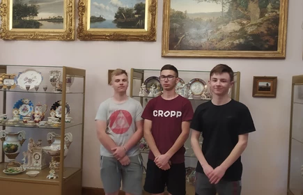 uczniowie zwiedzają muzeum