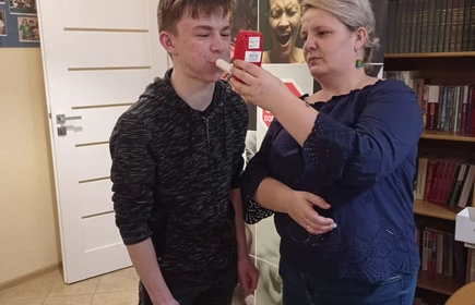 uczeń mierzący test poziomu salkoholu