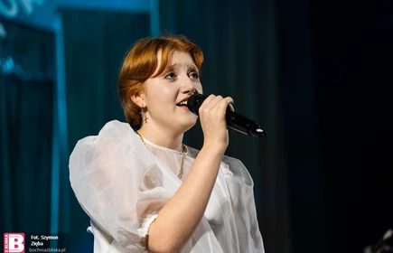 na zdjęciu widać dziewczynę trzymającą w ręku mikrofon