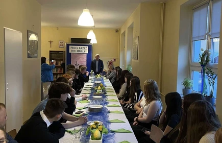 siedzący uczniowie przy wielkanocnym stole