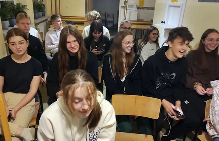 uczniowie podczas występu