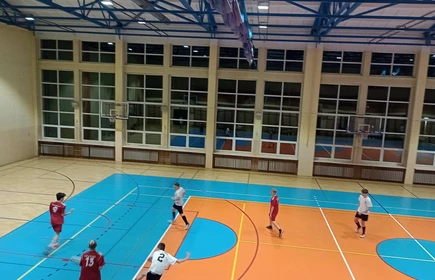 uczniowie grają w piłkę na sali gimnastycznej