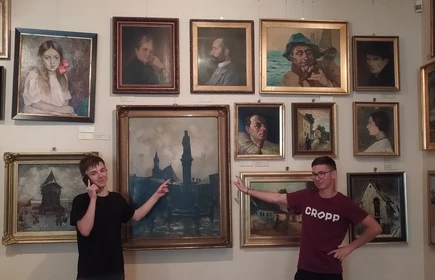 uczniowie zwiedzają muzeum