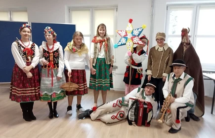 Uczniowie przebrani w stroje ludowe pozują do zdjęcia