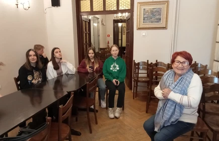 uczniowie podczas prelekcji w Domu Bochniaka