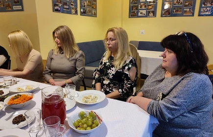 uczniowie podczas kolacji wigilijnej
