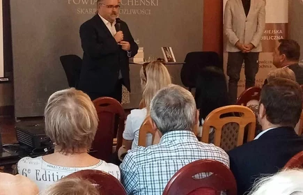 starosta bocheński rzemawia podzas spotkania w sali narad