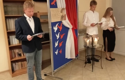 uczeń recytuje wiersz
