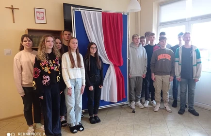 grupa uczniów śpiewający humn polski