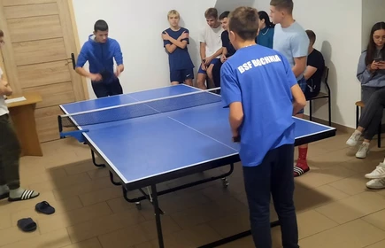 uczniowie grający w tenisa stołowego