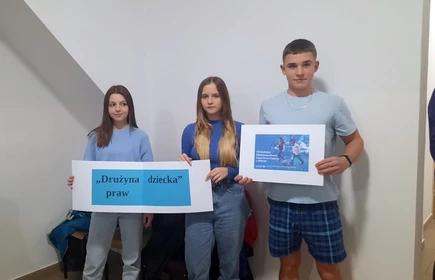 uczniowie z plakatem