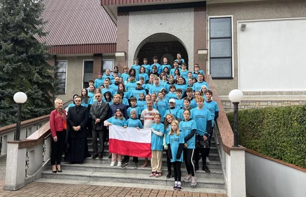 uczestnicy biegu stojący na schodach 