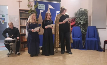 wychowankowie bursy podczas występu artystycznego z okazji uroczystości „Witamy w Bursie”. W bajkowej scenerii, w rolach króla, królowej i dwórek, zaprezentowali program powitalny dla nowych mieszkańców placówki.