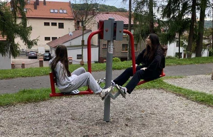 Dwie ćwiczące uczennice na sprzęcie sportowym w Parku