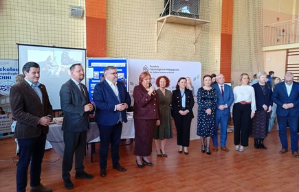 zdjęcie przedstawia osoby r&oacute;wnych instytucji promujących  szkoły i dalszą edukacje