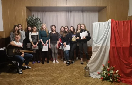 Na zdjęciu osoby biorące udział w obchodach święta niepodległości 