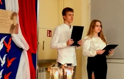 uczniowie recytują wiersze