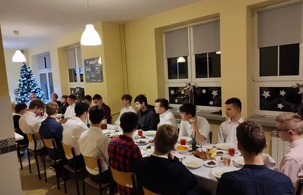 uczniowie podczas kolacji wigilijnej
