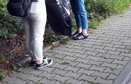 uczniowie sprzątający teren w parku