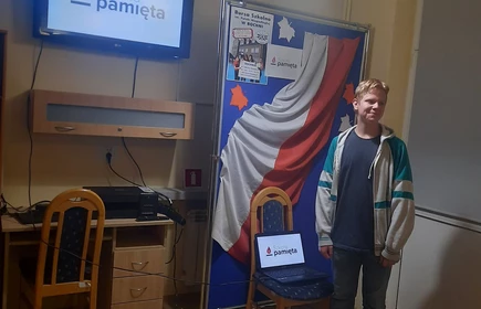 uczeń recytuje wiersz niepodległościowy