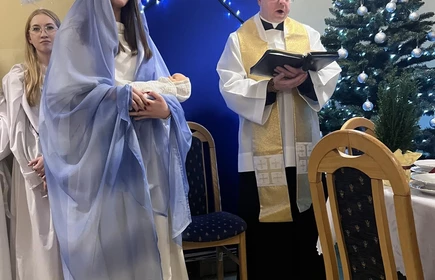 ksiądz modlący się podczas wigilii