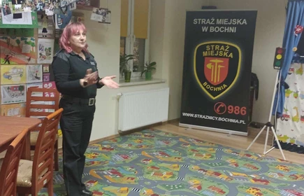 pracownik straży miejskiej stojący w sali