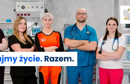 plakat na którym są osoby -ratownicy medyczni i napis ratujemy razem zycie