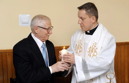 Ksiądz ze świecą 