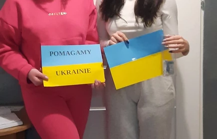 dziewczęta z flagami
