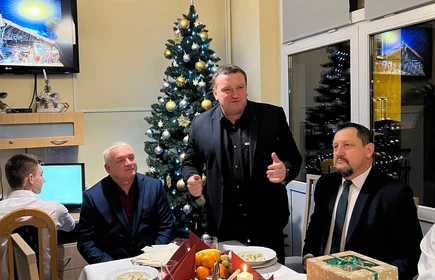 przemawiajacy Przewodniczący Rady Powiatu do wychowanków bursy szkolnej, pracowników  i zaproszonych gosci