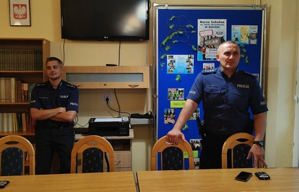 policjańci rozmawiają z uczniami