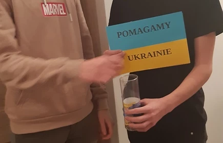 uczniowie z flagami polski i ukrainy