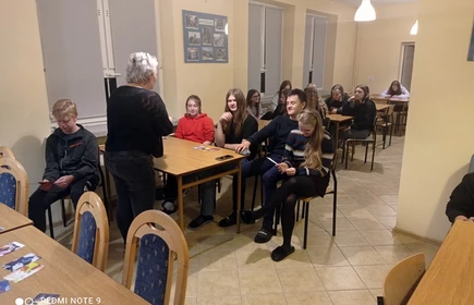 uczniowie podczas zajęć z sanepidem