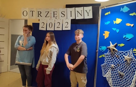 uczniowie podczas występu