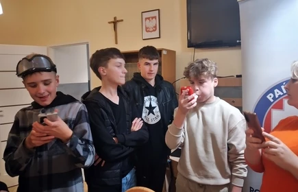 uczniowie pdacza spotkania testują poziom alkoholu