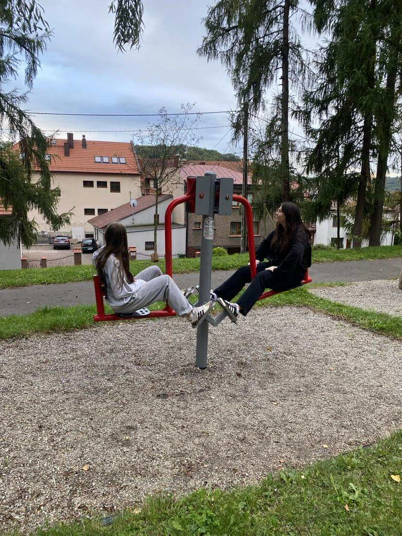 Dwie ćwiczące uczennice na sprzęcie sportowym w Parku