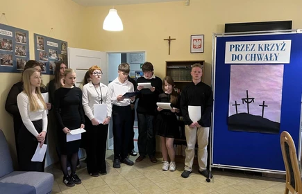 grupa stojących uczniów występujących w przedstawieniu Męki Pańskiej podczas spotkania wielkanocnego