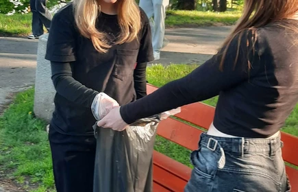 stojące uczennice trzymająca worek na śmieci