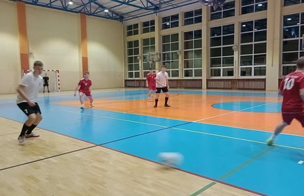 uczniowie grają w piłkę na sali gimnastycznej
