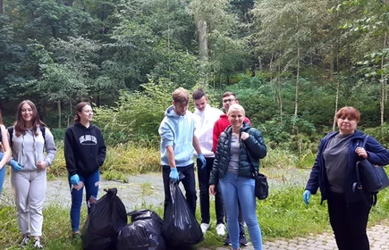 Grupa wychowanków bursy wraz z wychowawcami podczas Akcji Sprzątania Świata.