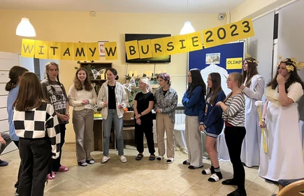 uczniowie podczas zabawy w sali świetlicowej