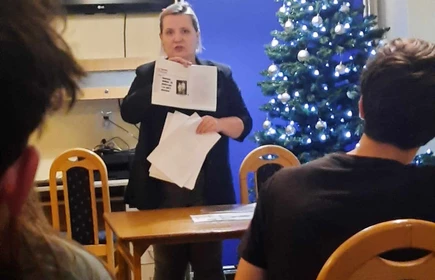 prowadząca zajęcia przedstawia materiały szkoleniowe